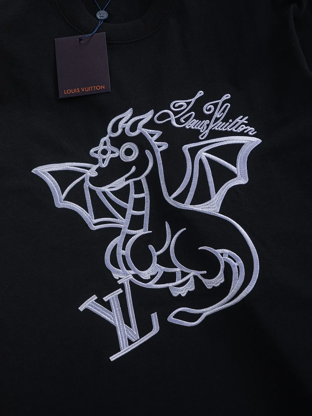 🅿️210 Louis Vuitton 1V micro wide version S-XL 25SS LV new product counter catwalk style with flying dinosaur letters on the chest🪡 embroidered logo, same style for men and women! Short-sleeves are not the same as the general public, but must be unique and eye-catching. This LV short-sleeves is all about quality, comfort, consistent style, fashion, including fabrics and cutting techniques, all of which have been made with great effort! 320 grams of washed pure cotton fabric, pure cotton is breathable, very refreshing and comfortable for daily wear. The rib knitting on the neckline is smooth and tight, and the neckline will not be skewed if you toss it at will. The loose version, you will find that it looks really good on the upper body. The overall is minimalist and neat, super versatile for daily use! Pair it casually with a pair of pants for a youthful look. A T-shirt will make your outfit crazy. It is a fashionable item that can never go wrong! Color: Black White Size: S-XL Size chart: S: Shoulder width 50-Bust 54-Length 70 M: Shoulder width 52-Bust 56.5-Length 72 L: Shoulder width 54-Bust 59-Length 74 XL: Shoulder width 56-Bust 61.5-Length 76